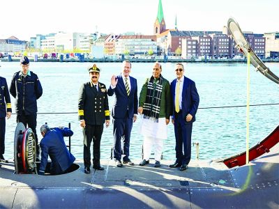  रक्षा मंत्री ने जर्मनी में सबमरीन प्लांट का क&zwj;िया दौरा, उन्नत नौसेना तकनीक देखी 