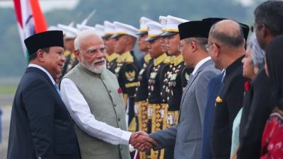  जकार्ता पहुंचे पीएम मोदी, राष्ट्रपति प्रबोवो सुबियांतो ने गर्मजोशी से किया स्वागत