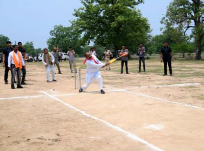  जंगल के बीच क्रिकेट का मैदान और उप मुख्यमंत्री अरुण साव के हाथ में बैट