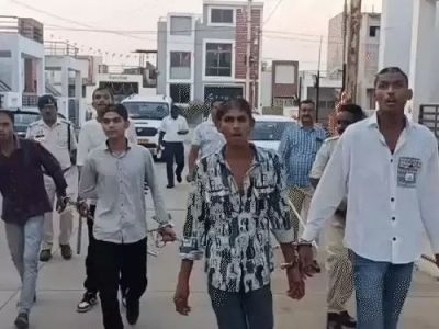 खुद को रायपुर का डॉन बताने वालों का निकला जुलूस, आधा सिर मुंडवाकर परेड, लड़खड़ाते दिखे