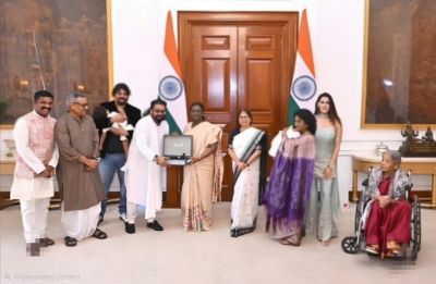  राष्ट्रपति द्रौपदी मुर्मू से मिले गायक हरिहरन, &lsquo;वंदे मातरम&rsquo; का स्पेशल विनाइल किया भेंट